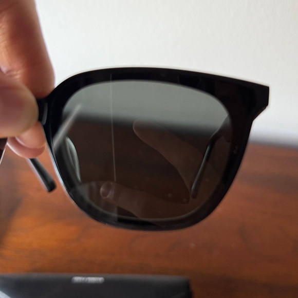 GENTLE MONSTER Black Sunglasses - Picture 5 of 7